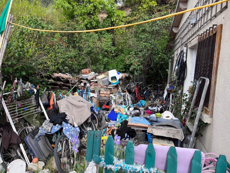  Débarras et désencombrement Jardin d’une maison extrêmement encombré par des déchets suite au syndrome de Diogène à Toulon