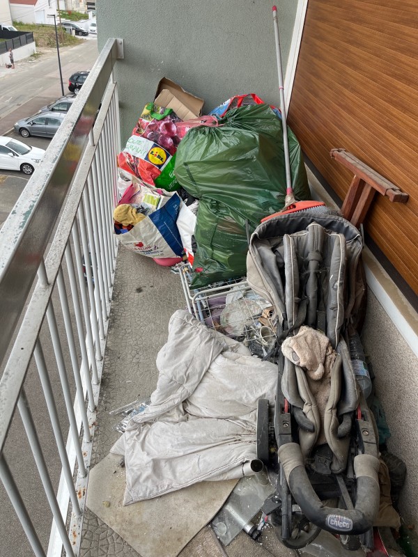  Débarras nettoyage de balcon insalubre et encombré à Toulon