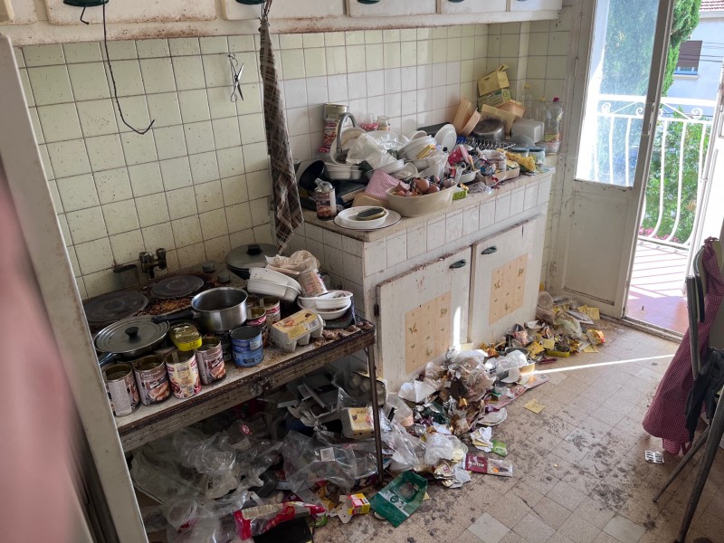  Débarras et nettoyage d’une cuisine dans un l’appartement écurie et insalubre causés par le syndrome de Diogène à Marseille pour un mandataire judiciaire à la protection des majeurs